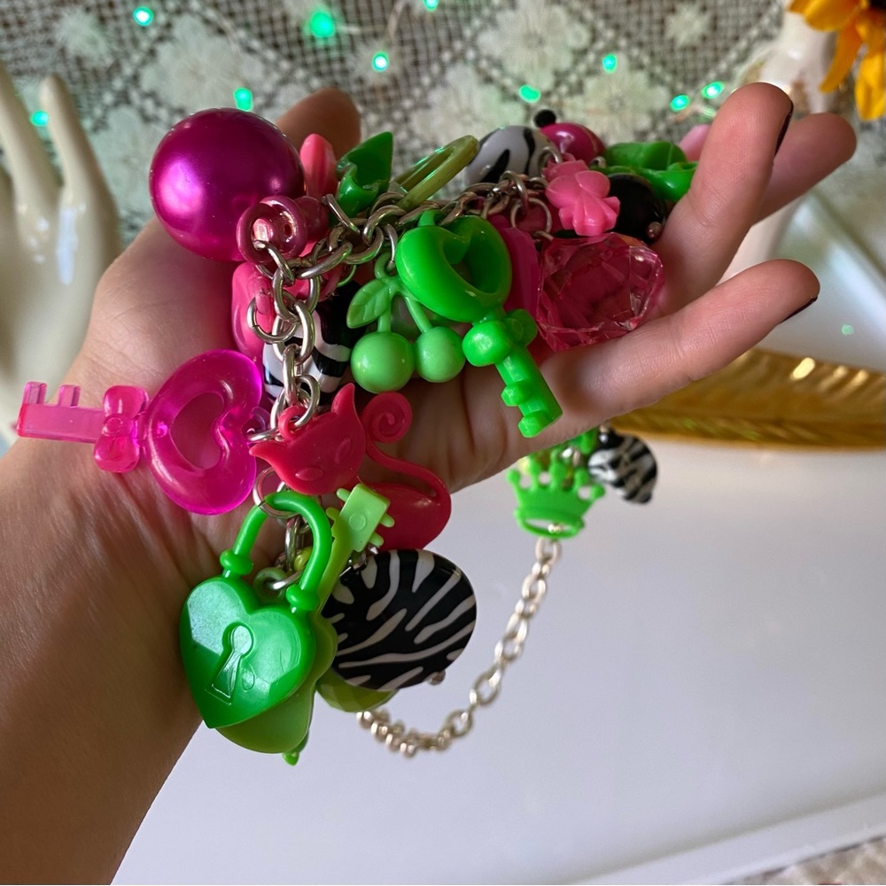 amazing vintage 80s / 90s chunky charm necklace / 17” - Picture 3 of 4